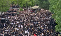 İran halkı, Cumhurbaşkanı Reisi'yi son yolculuğuna uğurladı!