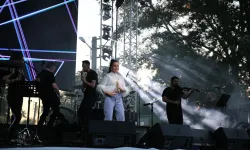 Van konserinde protesto edilen Bengü'nün sahnesine Edirne'de çiçek atıldı