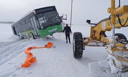 Van'da kara saplanan halk otobüsü kurtarıldı