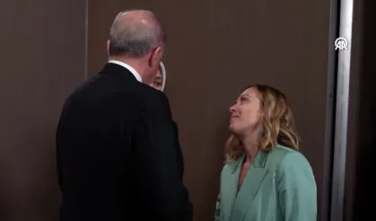 Giorgia Meloni'nin Cumhurbaşkanı Erdoğan'a bakışları gündem oldu