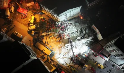 Kocaeli'de çöken binanın enkazında kalan anne ve babanın cansız bedenlerine ulaşıldı