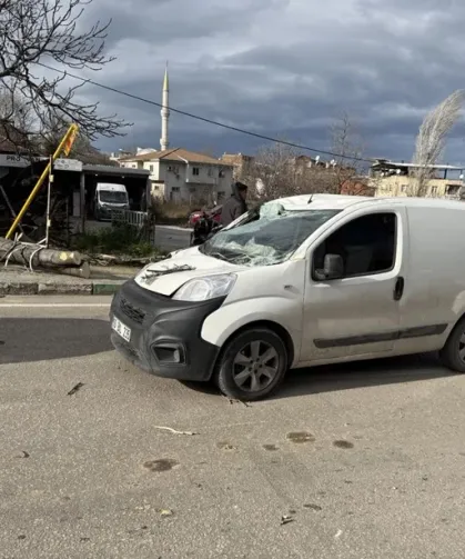 Ağaçlar devrildi, taşınabilir evler sürüklendi! Fırtına hayatı felç etti
