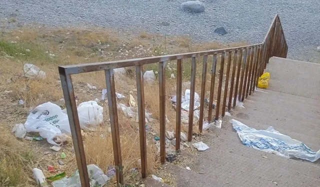 Bu görüntüler Van'a yakışmıyor! ‘Mavi Bayraklı’ Halk Plajında çöp sorunu, pes dedirtti