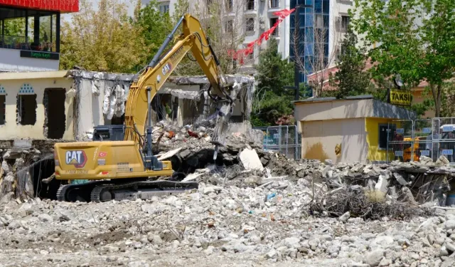 Van Hz. Ömer Camisinin yıkım işlemlerinde sona gelindi