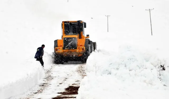 Van’da yoğun kar yağışı hayatı olumsuz etkiledi: 8 ilçede 77 yol kapalı