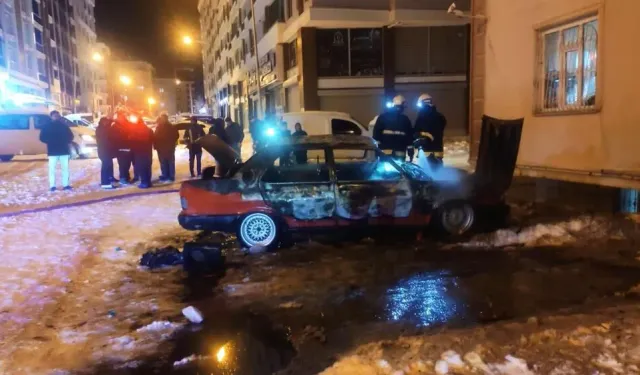 Van İpekyolu’nda park halindeki otomobil alev alev yandı