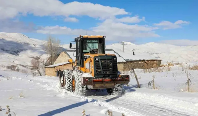 Van’da kar yağışı etkisini sürdürüyor: 198 yerleşim yeri yolu kapalı