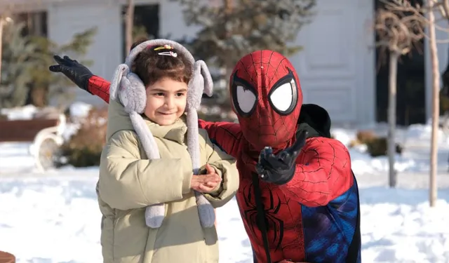 Türkiye'yi gezen "Örümcek Adam" Van'da