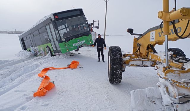 Van'da kara saplanan halk otobüsü kurtarıldı