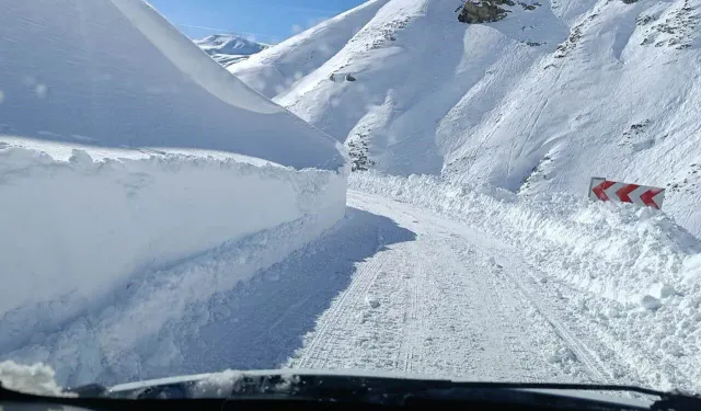 Çığ nedeniyle kapanan Bahçesaray–Hizan yolunda mahsur kalan yolcular köyde misafir ediliyor