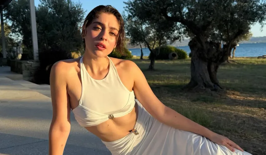 Leyla'nın yıldızı Cemre Baysel'den şezlong pozu geldi! Takipçileri beğeni yağdırdı